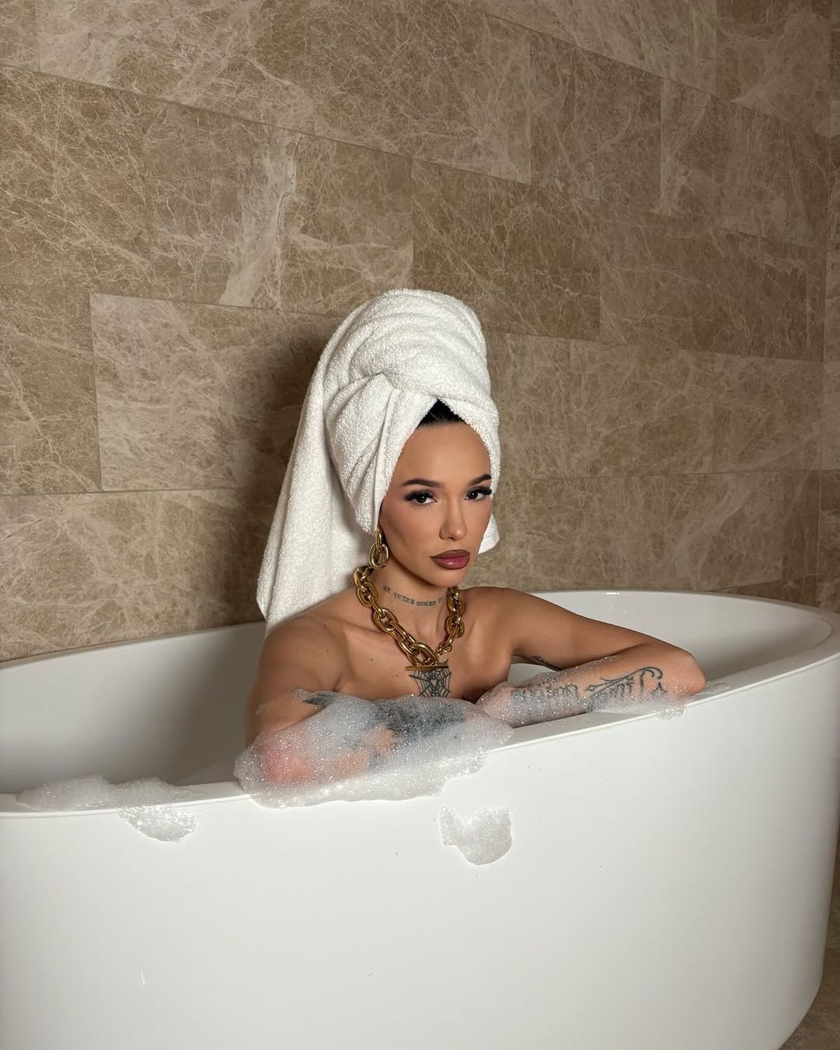 La Joaqui, sensual en la bañera. La Joaqui, sensual en la bañera.