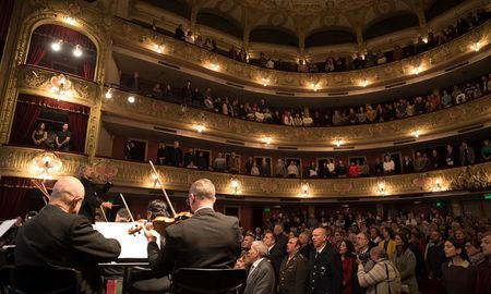 La noche del domingo, la Orquesta Sinfónica Provincial de Santa Fe ofreció su tradicional concierto de Gala ante una sala colmada. La noche del domingo, la Orquesta Sinfónica Provincial de Santa Fe ofreció su tradicional concierto de Gala ante una sala colmada.