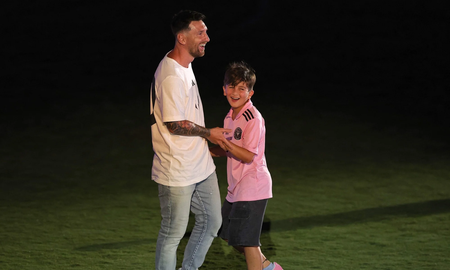 Thiago Messi dejó mal parado a su papá durante la presentación. Thiago Messi dejó mal parado a su papá durante la presentación.
