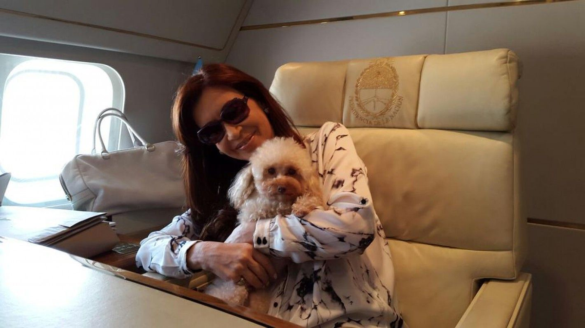 Cristina Kirchner fue procesada en la causa que investiga el supuesto uso ilegal del avión presidencial para el traslado de muebles a El Calafate.