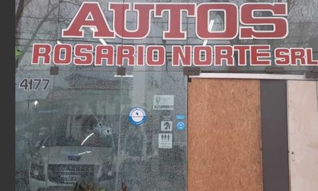 Balearon el frente de una agencia de autos y una mujer murió de un infarto Balearon el frente de una agencia de autos y una mujer murió de un infarto