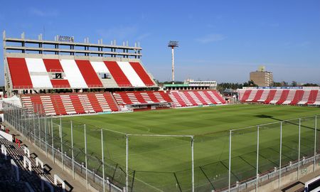 Luego de varios idas y vueltas, Unión y Arsenal se jugó con las condiciones que impusieron desde la organización de la Liga Profesional de Fútbol. Luego de varios idas y vueltas, Unión y Arsenal se jugó con las condiciones que impusieron desde la organización de la Liga Profesional de Fútbol.