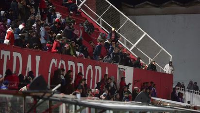 Video: así explotaron de bronca los hinchas de Instituto tras la goleada de Unión