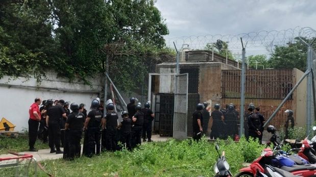 Hubo quema de colchones y disturbios, pero la policía logró controlar la situación.