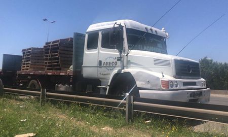 Según trascendió, el camión era conducido por un hombre de 35 años, oriundo de la localidad de Olavarría, quien estaba detenido al costado de la estación de servicio. Según trascendió, el camión era conducido por un hombre de 35 años, oriundo de la localidad de Olavarría, quien estaba detenido al costado de la estación de servicio.
