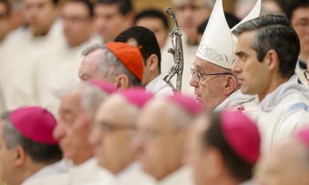 en su primer mensaje del ano, el papa pidio tolerancia a los inmigrantes y cargo contra el consumismo en su primer mensaje del ano, el papa pidio tolerancia a los inmigrantes y cargo contra el consumismo