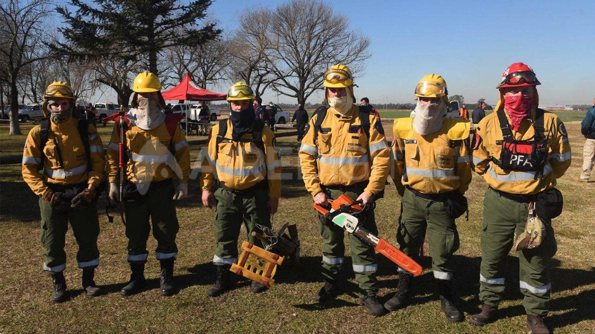 Brigadistas que combaten el fuego en la zona de islas y delta del Paran&aacute;.&nbsp;