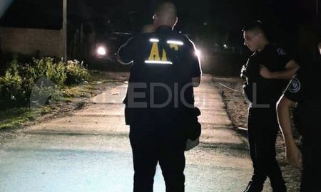 Una joven de 23 años fue asesinada de al menos cinco balazos en su casa de la ciudad santafesina de Rosario cuando dos personas que se movían en moto dispararon 16 veces contra ese domicilio. Una joven de 23 años fue asesinada de al menos cinco balazos en su casa de la ciudad santafesina de Rosario cuando dos personas que se movían en moto dispararon 16 veces contra ese domicilio.