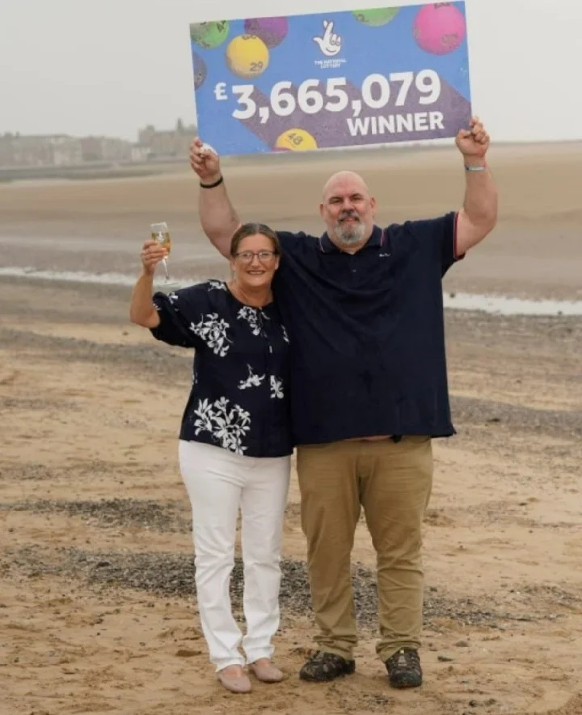 Lee Kuchczynski y su esposa Helen, felices con el boleto del premio recibido.