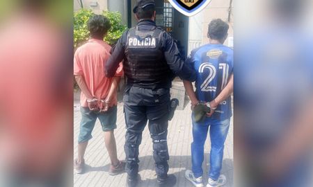 Detuvieron a dos cuidacoches que protagonizaron una pelea en Bulevar y uno de ellos amenazó a un delivery con un cuchillo. Detuvieron a dos cuidacoches que protagonizaron una pelea en Bulevar y uno de ellos amenazó a un delivery con un cuchillo.
