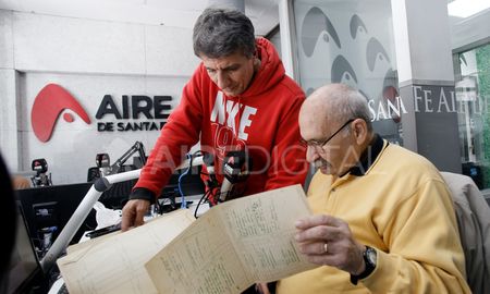 Luis Mino y Héctor Micheloud en uno de los micros que desde agosto se realizan en Aire de Santa Fe para recordar la historia de la construcción del túnel subfluvial. Luis Mino y Héctor Micheloud en uno de los micros que desde agosto se realizan en Aire de Santa Fe para recordar la historia de la construcción del túnel subfluvial.