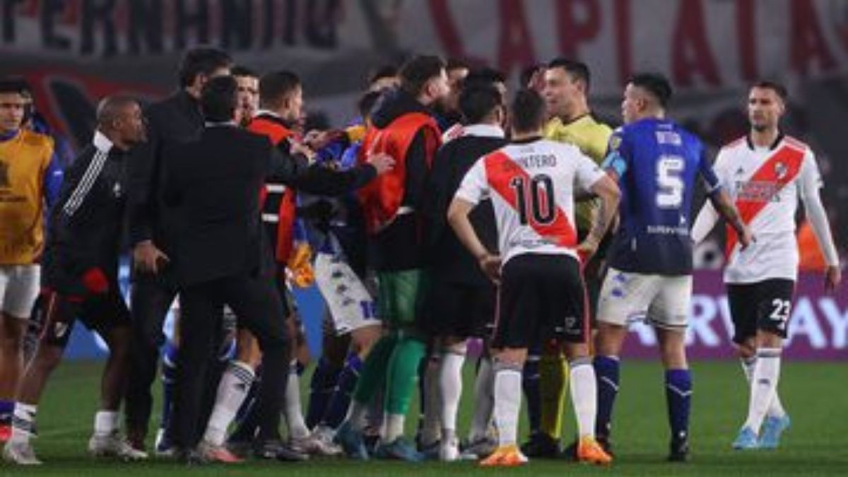 Sobre el final del partido todo River fue a reclamar y pedir explicaciones a Tobar de la decisión que había tomado al momento de anular el tanto de Suárez