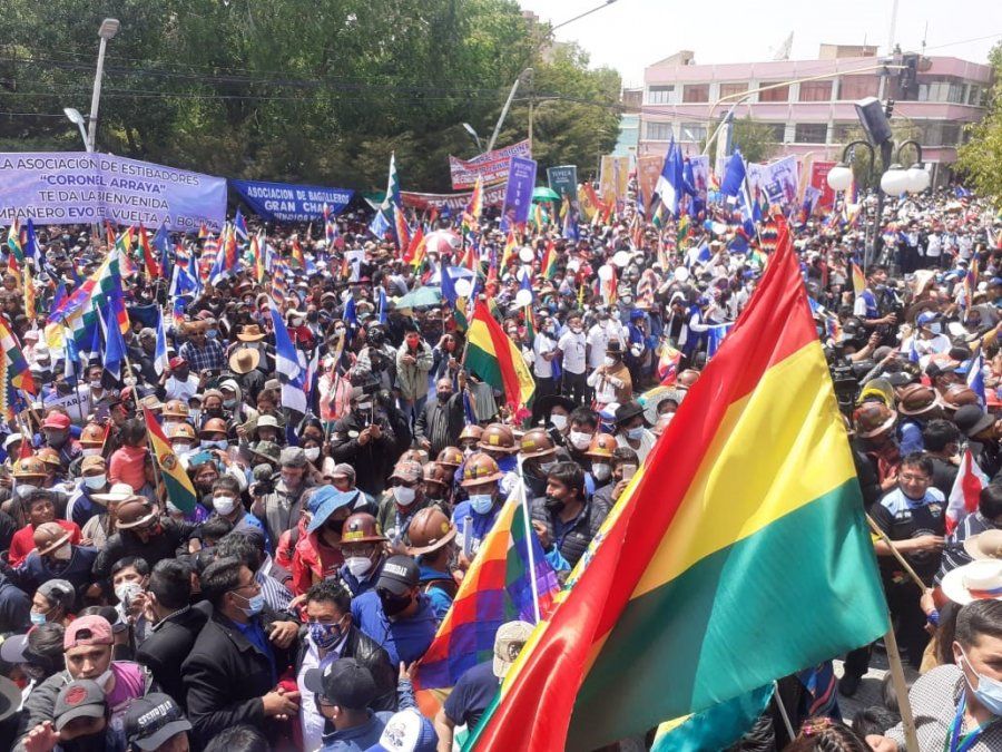 El depuesto presidente boliviano Evo Morales regresó este lunes a su país a prácticamente un año de su partida, luego de ser forzado a renunciar.