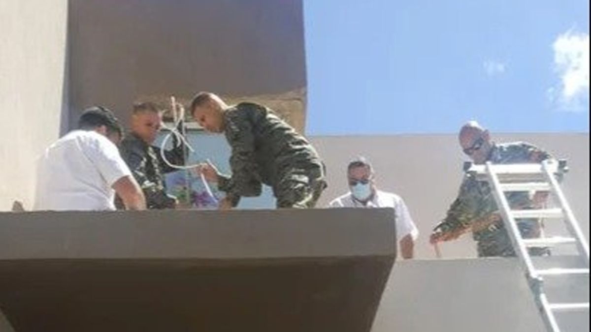 Comodoro: Rescatan a un paracaidista que quedó enredado en unos cables de tendido público