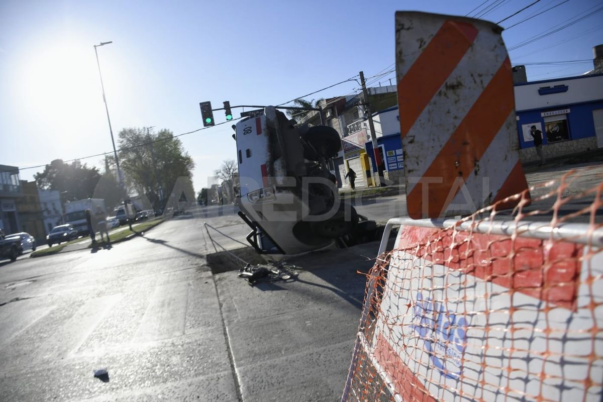 El conductor manifestó que lo encandiló el sol. El conductor manifestó que lo encandiló el sol.