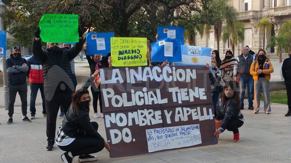 Allegados al policía detenido exigieron el sobreseimiento del agente que es imputado este jueves.&nbsp;