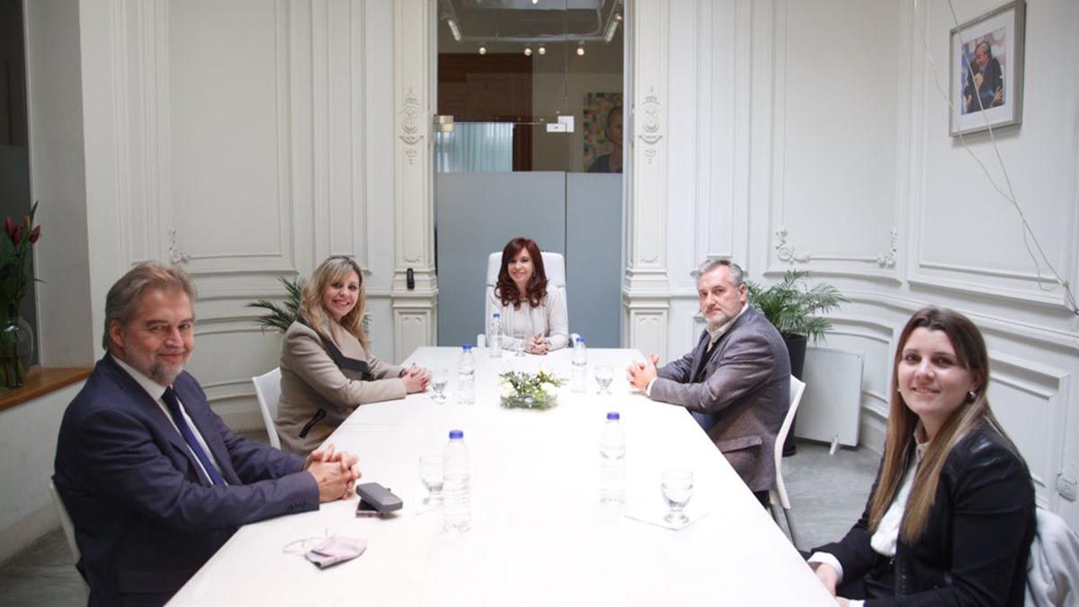 El apoyo que faltaba: CFK publicó una foto con los precandidatos de la lista de Omar Perotti