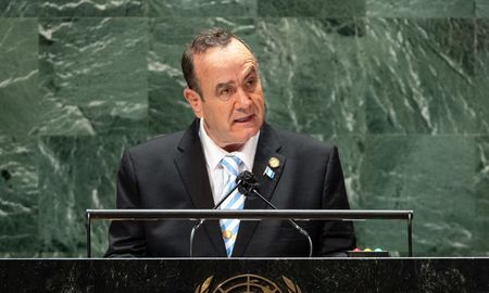 El presidente de Guatemala, Alejandro Giammattei, responsabilizó hoy en la Asamblea General de la Organización de Naciones Unidas (ONU) a Estados Unidos y otros países del tráfico de drogas que perjudica a Centroamérica, obligada a combatir a traficantes y desatender problemas sociales. El presidente de Guatemala, Alejandro Giammattei, responsabilizó hoy en la Asamblea General de la Organización de Naciones Unidas (ONU) a Estados Unidos y otros países del tráfico de drogas que perjudica a Centroamérica, obligada a combatir a traficantes y desatender problemas sociales.