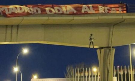 A horas del clásico de Madrid, apareció colgado en una autopista un muñeco con camiseta del Real Madrid y la 10 del brasileño Vinicius Jr. A horas del clásico de Madrid, apareció colgado en una autopista un muñeco con camiseta del Real Madrid y la 10 del brasileño Vinicius Jr.