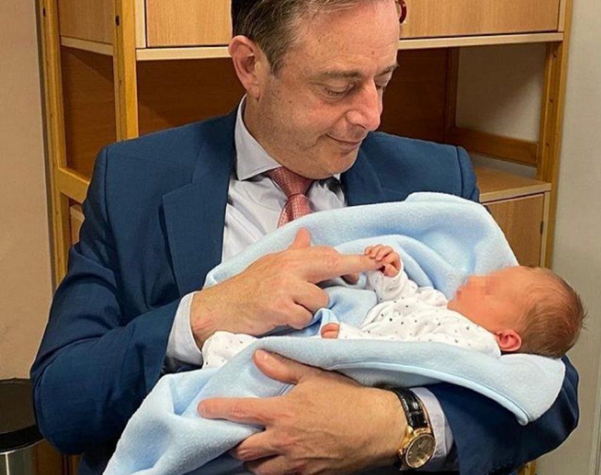 Un bebé fue adoptado por el alcalde de la ciudad luego de ser abandonado en un buzón.