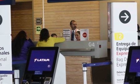 En el caso de que los clientes hayan adquirido un pasaje con destino dentro del país, las cancelaciones podrán tramitarse a partir del lunes 22 de junio. En el caso de que los clientes hayan adquirido un pasaje con destino dentro del país, las cancelaciones podrán tramitarse a partir del lunes 22 de junio.