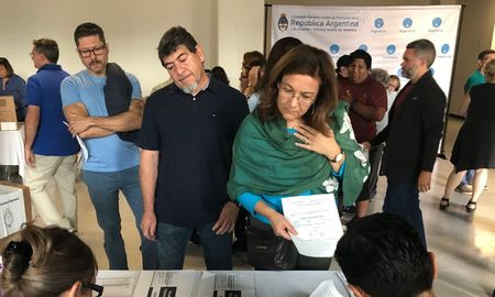 Si un argentino residente en el exterior no puede votar, ya sea por encontrarse en tránsito o por no haber actualizado su domicilio en el DNI, debe justificar su inasistencia. Si un argentino residente en el exterior no puede votar, ya sea por encontrarse en tránsito o por no haber actualizado su domicilio en el DNI, debe justificar su inasistencia.