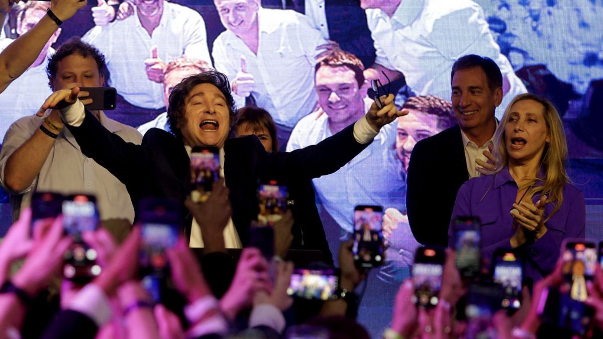 El presidente Javier Milei en los festejos de la Libertad Avanza desde el b&uacute;nker en la Ciudad de Buenos Aires.&nbsp;