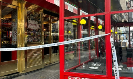 Efectivos policiales y personal del SAME trabajaron en la tradicional pizzería Güerrín tras la muerte de un comensal. Efectivos policiales y personal del SAME trabajaron en la tradicional pizzería Güerrín tras la muerte de un comensal.