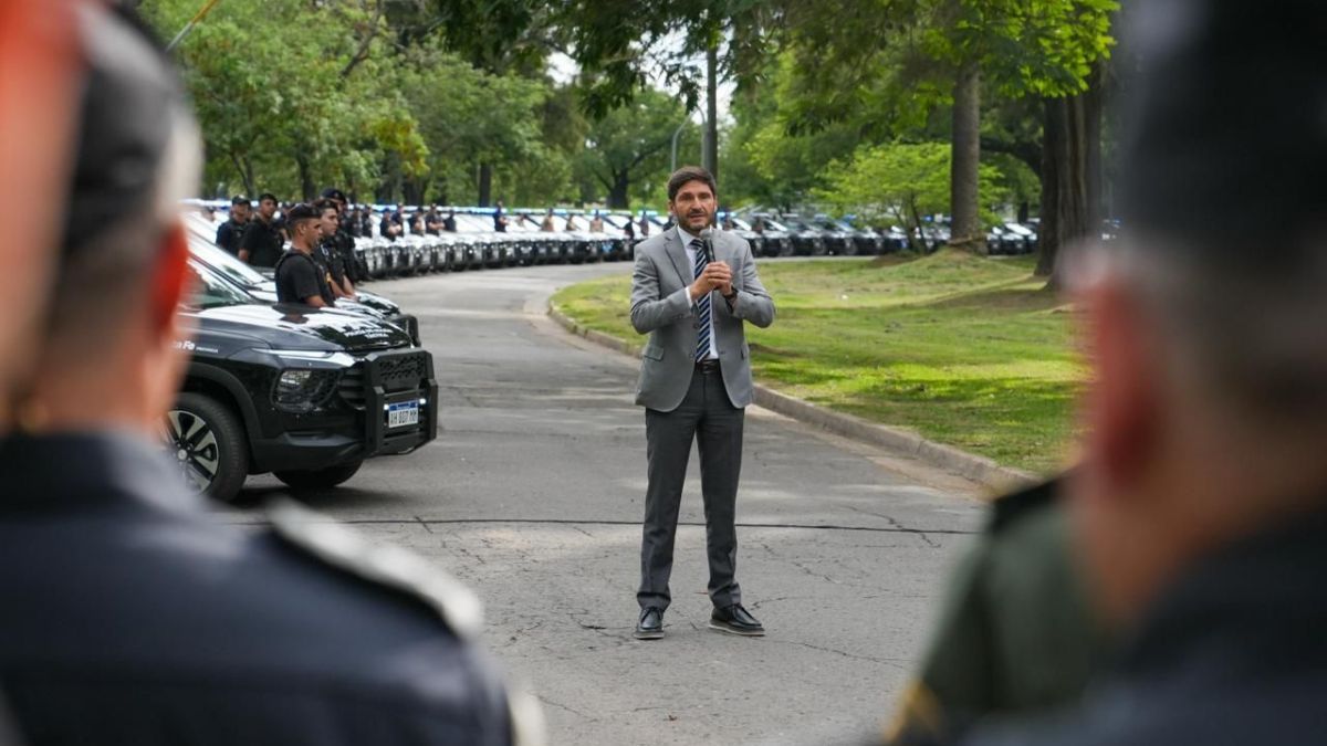 El gobernador de Santa Fe, Maximiliano Pullaro, encabez&oacute; este viernes en la ciudad capital la entrega de 116 camionetas 0 km totalmente equipadas destinadas a la Polic&iacute;a provincial