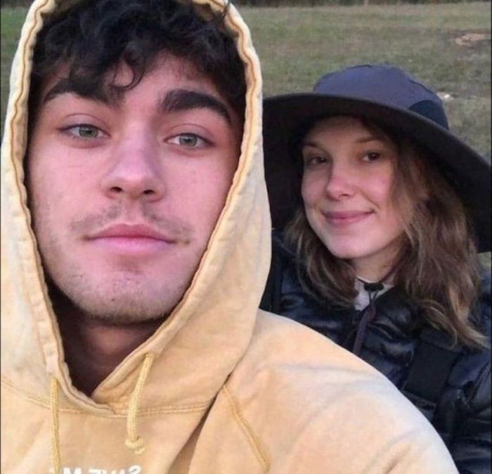 Hunter “Echo” Ecimovic y Millie Bobby Brown.