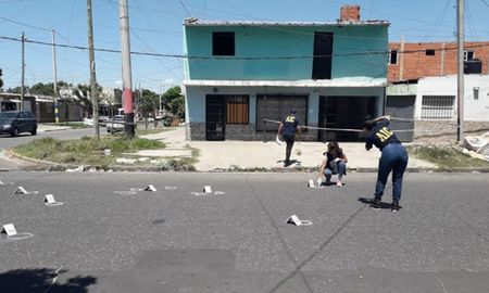 Dos hombres resultaron heridos cuando fueron atacados a tiros minutos después del mediodía de este sábado en barrio Tablada, en la ciudad de Rosario. Dos hombres resultaron heridos cuando fueron atacados a tiros minutos después del mediodía de este sábado en barrio Tablada, en la ciudad de Rosario.