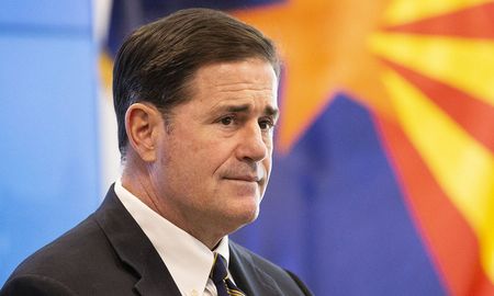 El gobernador de Arizona, Doug Ducey, preocupado por el avance de la pandemia. El gobernador de Arizona, Doug Ducey, preocupado por el avance de la pandemia.
