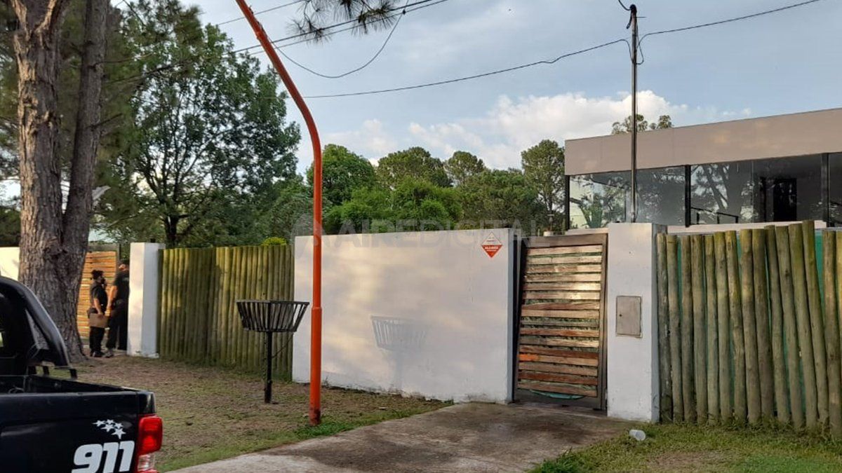 El frente de la vivienda donde se encontraban cerca de 60 jóvenes.