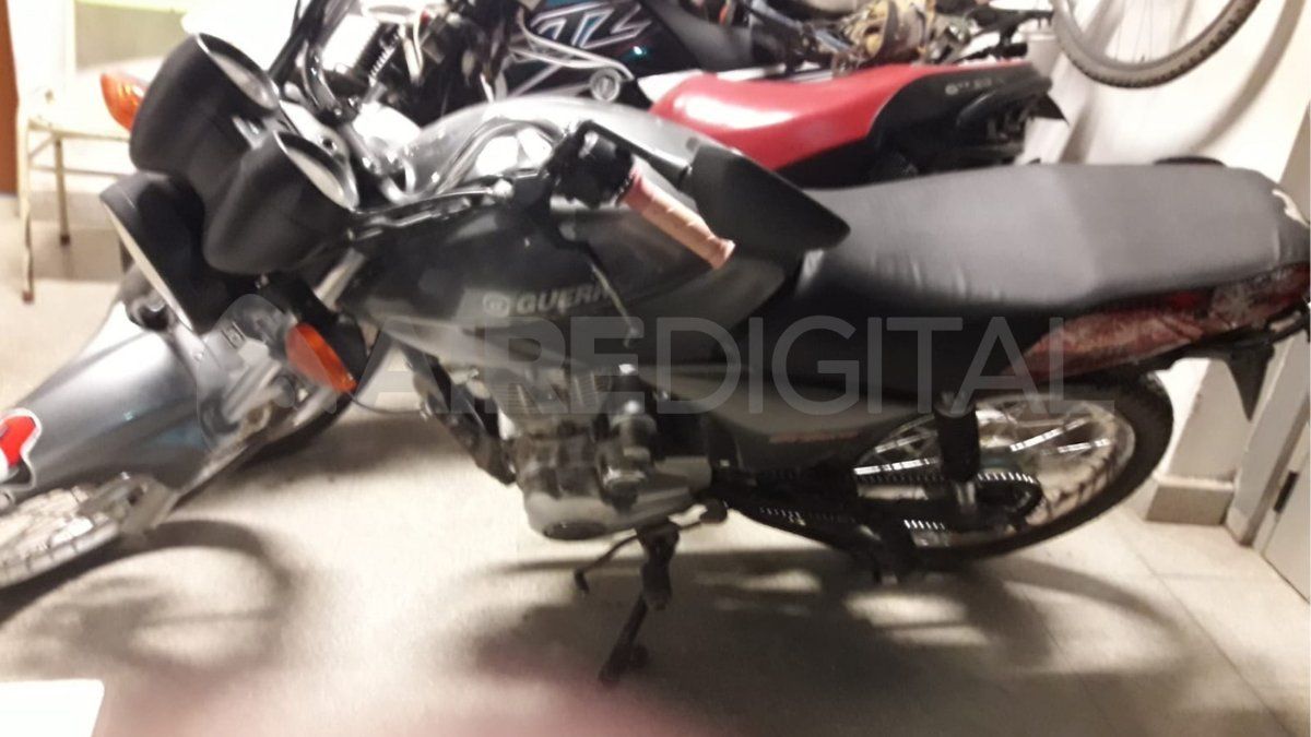La moto en la que se trasladaba la pareja quedó en calidad de secuestro en la Seccional Décima.