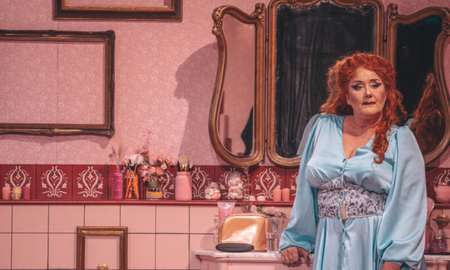 Este 10 de mayo, llega a la ciudad de Santa Fe la obra de teatro Antígona en el Baño. Este 10 de mayo, llega a la ciudad de Santa Fe la obra de teatro Antígona en el Baño.
