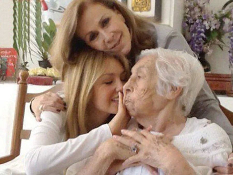 Thalía y Laura Zapata junto su abuela cuando cumplió 100 años.