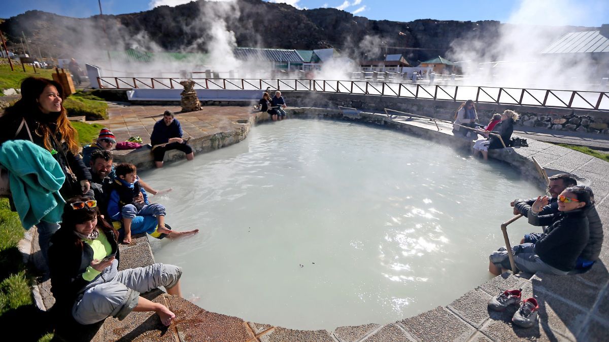 El uso terapéutico del fango volcánico en la Laguna del Chancho ayuda a reducir procesos inflamatorios crónicos gracias a su alta temperatura y concentración de minerales azufrados. El uso terapéutico del fango volcánico en la Laguna del Chancho ayuda a reducir procesos inflamatorios crónicos gracias a su alta temperatura y concentración de minerales azufrados.