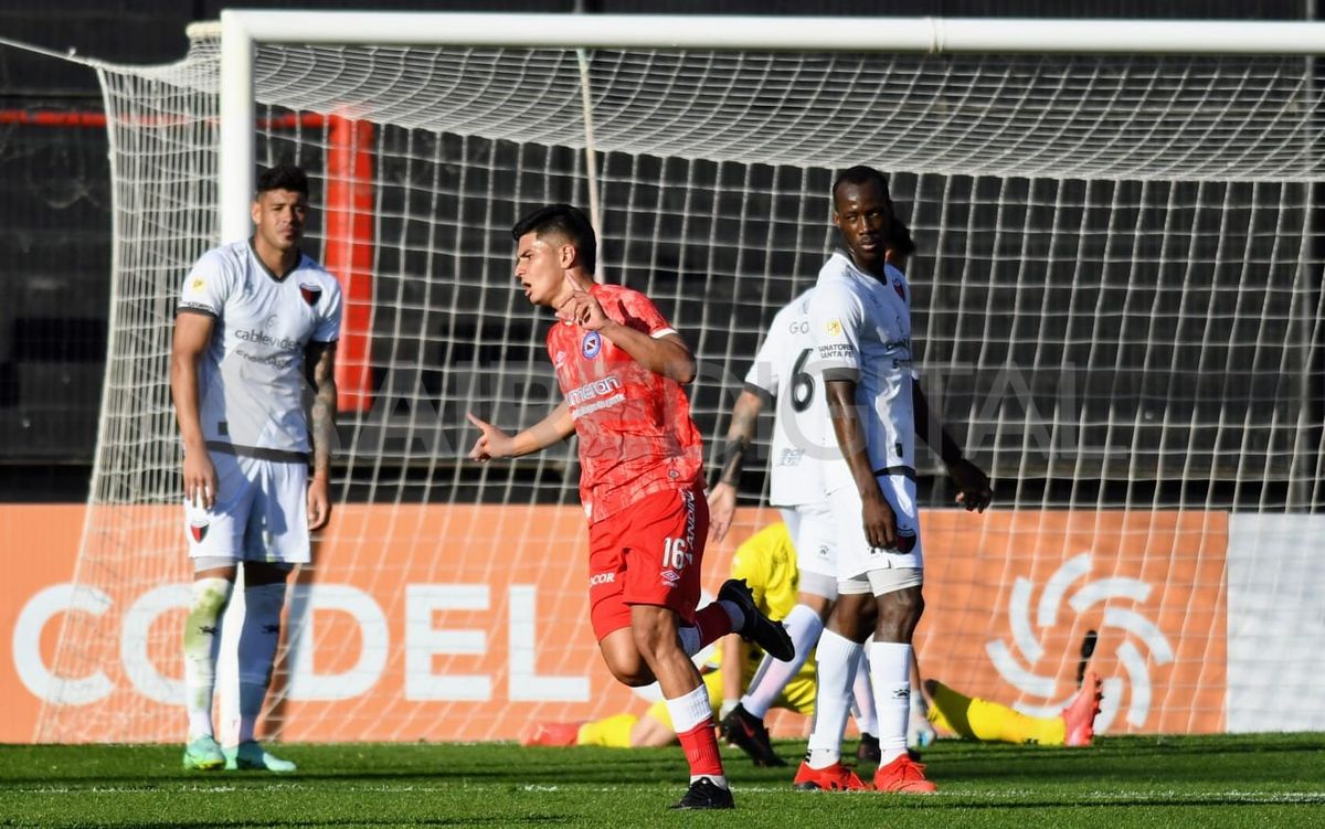 Gastón Verón gambeteó dentro del área y definió para poner el 2-0 en el partido.