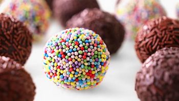 Cómo hacer brigadeiros, el clásico postre brasileño que no falla