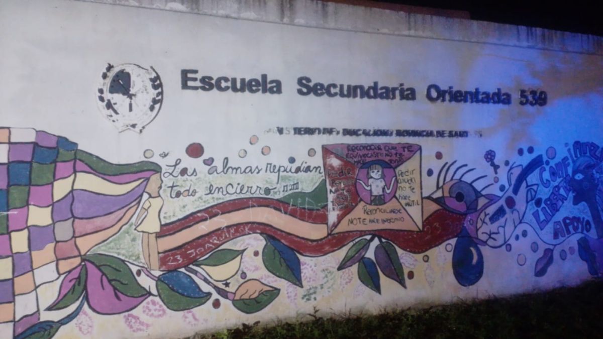 Los efectivos policiales constataron impactos de bala en el portón principal de la institución. 