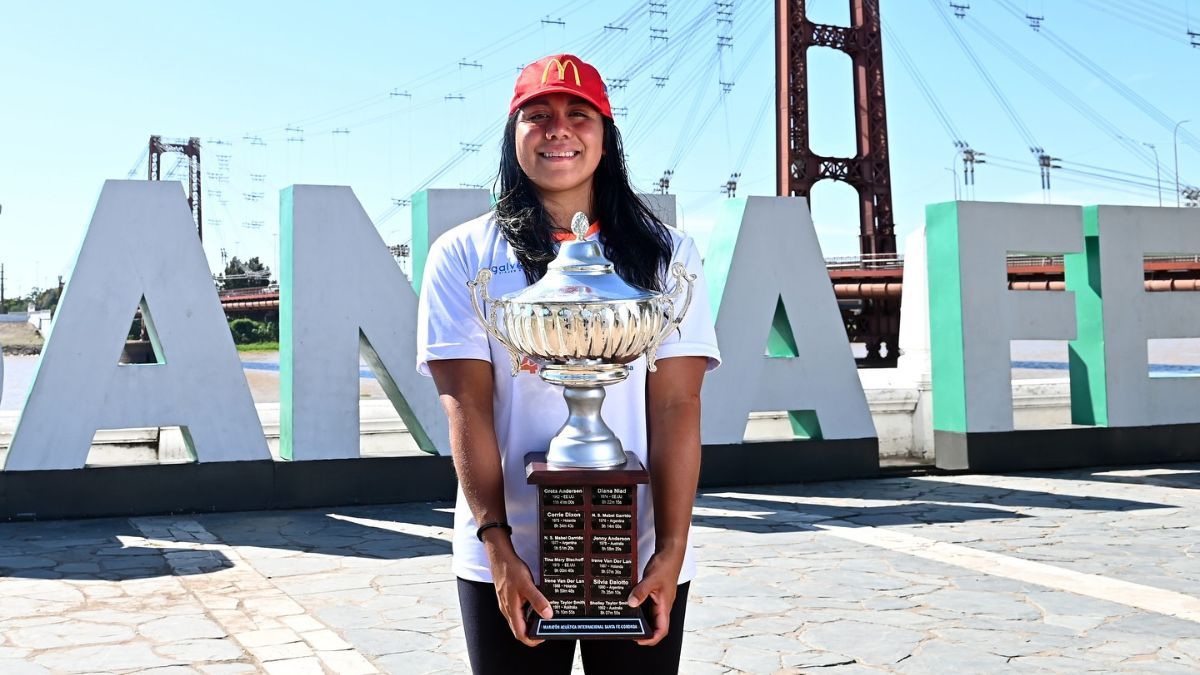 Mayte Puca y su merecida foto con el trofeo de la Maratón Santa Fe-Coronda.