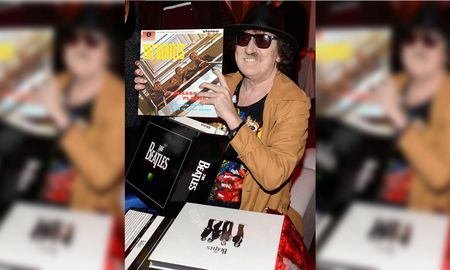 Como nene con juguete nuevo: Charly exhibe orgulloso los discos de Los Beatles. Como nene con juguete nuevo: Charly exhibe orgulloso los discos de Los Beatles.
