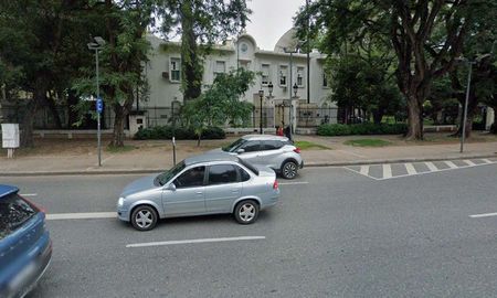 Apareció en la puerta de un canal de televisión de Rosario una bandera con un mensaje intimidante entre bandas. Apareció en la puerta de un canal de televisión de Rosario una bandera con un mensaje intimidante entre bandas.