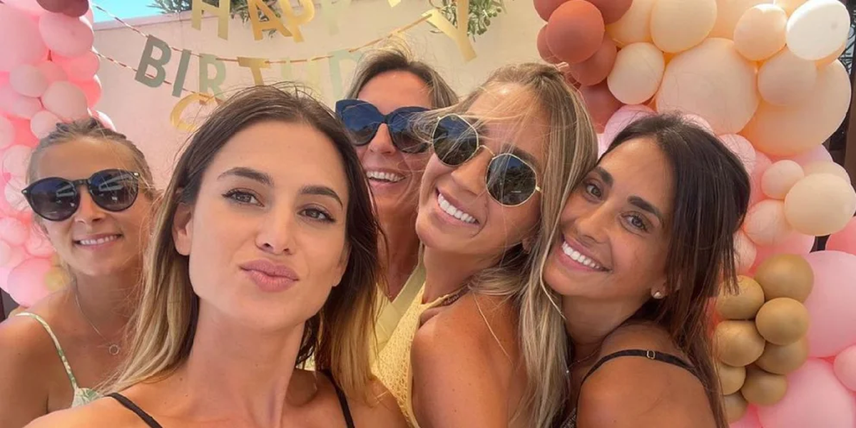 Antonela Roccuzzo junto a sus amigas.
