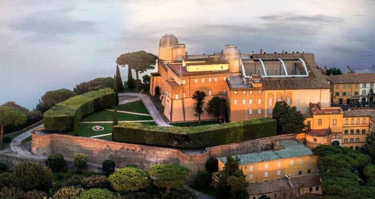 El Observatorio Astronómico del Vaticano tiene su sede en Castel Gandolfo. El Observatorio Astronómico del Vaticano tiene su sede en Castel Gandolfo.
