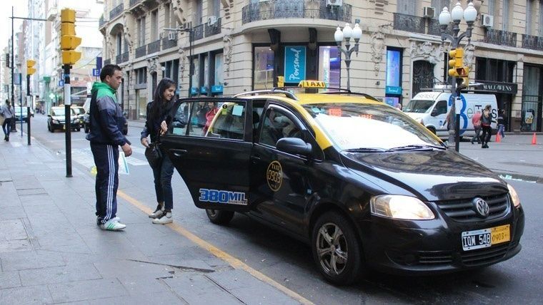 Comienza a regir el aumento de taxis y remises en Rosario