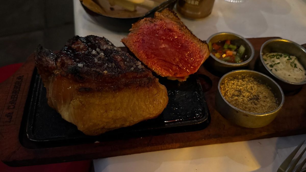 Un buen bife en la parrilla La Cabrera.