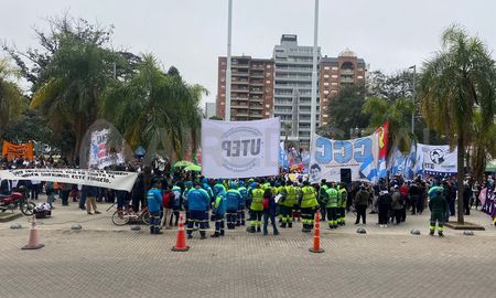 Distintas agrupaciones sociales y gremiales se concentraron frente a la Legislatura. Distintas agrupaciones sociales y gremiales se concentraron frente a la Legislatura.