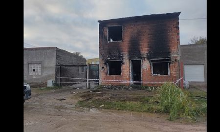 Murió una pareja y su hijo de cinco años en un incendio: tiraron a su bebé por la ventana para salvarlo Murió una pareja y su hijo de cinco años en un incendio: tiraron a su bebé por la ventana para salvarlo