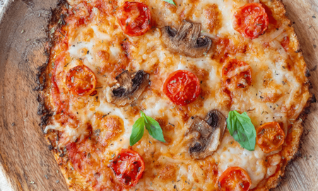 Una base crujiente y saludable: la pizza de coliflor sin harina es la opción perfecta para quienes buscan una alternativa baja en carbohidratos.